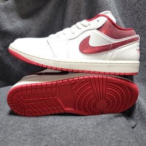 Nike Air Jordan 1 Low SE shoe in the "Cracked Ruby" 10W / 8.5M